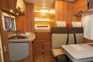 Die Aufbaubreite von 2,30 m kommt Bettlänge und Raumgefühl zugute.