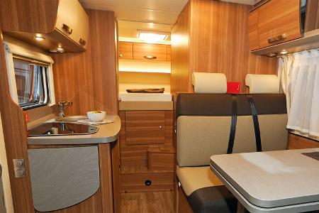 Die Aufbaubreite von 2,30 m kommt Bettlänge und Raumgefühl zugute.