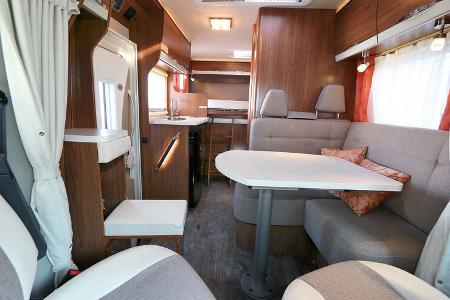 Pfiffig beim Profila ist das kleine Ausklappbänkchen an der Sitzgruppe.