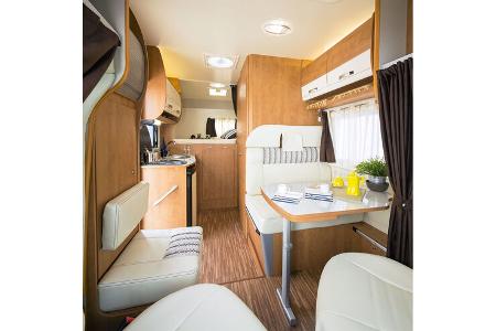 Ein zweiter Kleiderschrank findet sich vorn hinter dem Seitensitz.