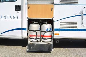 Vorbildlich einfach ist der Zugang zu den beiden Gasflaschen.