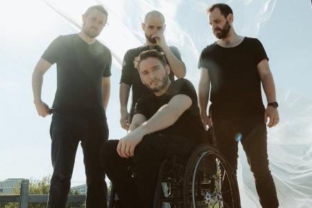 FHEELS-Sänger Felix Brückner meistert Leben als Rocker im Rollstuhl