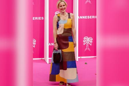 Gillian Anderson glänzt in Patchwork-Kleid