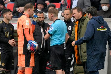 Für wenige Sekunden steht der FC Bayern beim Bundesliga-Auswärtsspiel gegen den SC Freiburg mit zwölf Mann auf dem Platz - nicht der erste Wechselfehler in der Geschichte des deutschen Profi-Fußballs. Auch Trainer-Ikonen wie Christoph Daum, Giovanni Trapattoni oder Otto Rehhagel verzählten sich in der Vergangenheit beim Personal. Das sind die prominentesten Fälle: