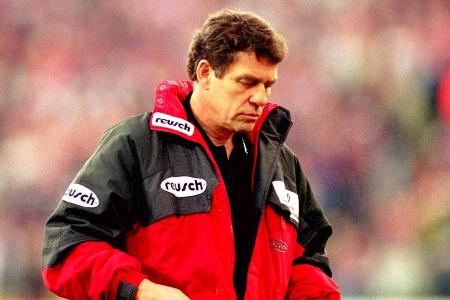 In einer andere Wechselfalle tappt Otto Rehhagel. Er wechselt im Heimspiel des 1. FC Kaiserslautern gegen den VfL Bochum Pascal Ojigwe ein. Der Nigerianer ist der vierte Nicht-Europäer auf dem Platz.