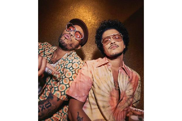 Silk Sonic ist eine Supergroup, bestehend aus Bruno Mark und Anderson .Paak. Gemeinsam räumten die beiden vier Awards ab, darunter Platte des Jahres und Song des Jahres. Den Preis für die Beste R&B-Performance mussten sich...