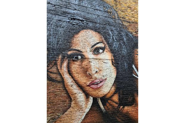 Auch Amy Winehouse galt als wild. Die Sängerin ließ sich ihre Nase piercen, obwohl das gegen die Regeln der Sylvia-Young-Theaterschule war.