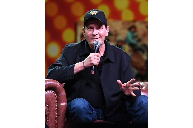 Auch Charlie Sheen machte um seine Schule zu oft einen großen Bogen. Da auch seine Noten immer weiter in den Keller gingen, wurde er schließlich vom Unterricht ausgeschlossen. Auch hier keine Überraschung.