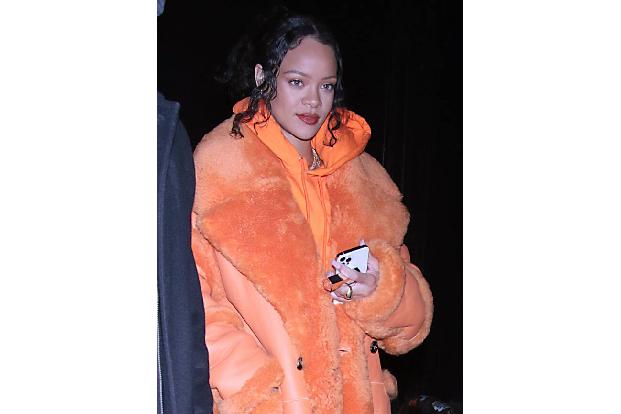 …das meiste Geld nicht mit Musik, sondern mit ihrer Kosmetik-Linie Fenty Beauty und der Lingerie von Savage X Fenty verdient hat. Damit steht Rihanna auf Platz 1.729 von 2.668 Namen auf der 36. Liste des jährlich erscheinenden Rankings.