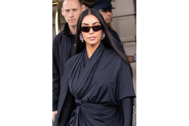 …darunter eigene Bekleidungs-Linien wie die Shapewear-Marke SKIMS. Zudem verdient sie Unsummen als Influencerin. Manch ein Werbetreibender lässt sich ein Posting laut 'Celebrity Net Worth' bis zu einer Million Dollar kosten.