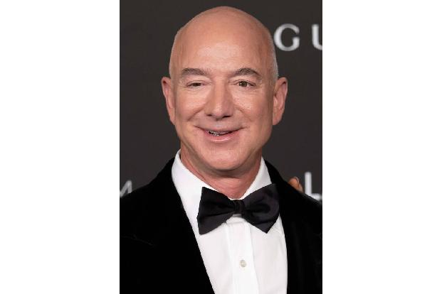 …Amazon-Gründer Jeff Bezos die letzten vier Jahre die Spitzenposition bekleidete, musste er sie in diesem Jahr…
