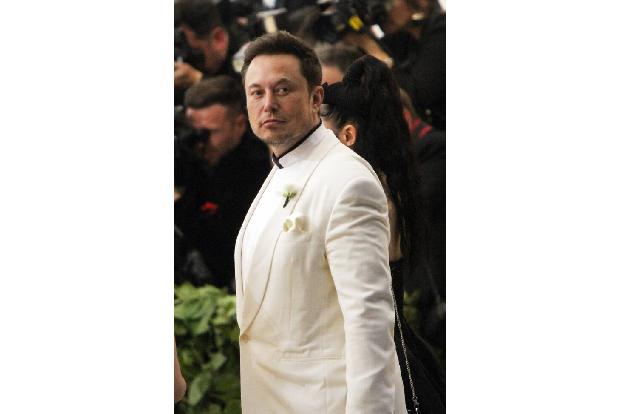 …dem Tesla-CEO Elon Musk überlassen. Der liegt mit 282,7 Milliarden Dollar weit vor Bezos mit 171 Milliarden.
