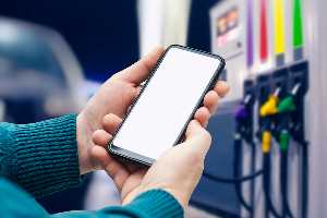 Warum Sie an der Tankstelle nicht das Handy benutzen dürfen