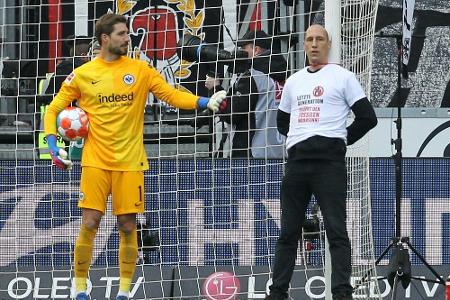 Spielstopp bei SGE gegen SCF: Männer binden sich an Pfosten