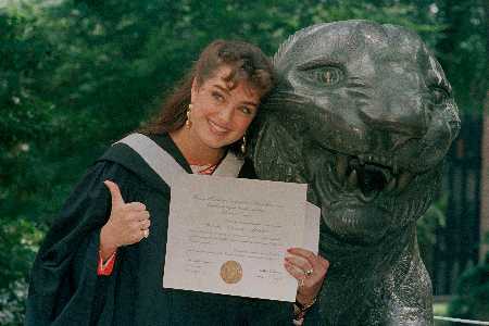 Brooke Shields hält ihr Diplom in den Händen