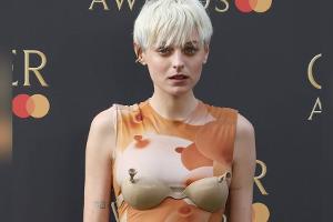 "The Crown"-Star Emma Corrin trägt skurrilen Ballon-BH über dem Kleid