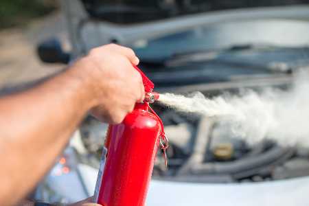 So reagieren Sie richtig, wenn es im Auto brennt