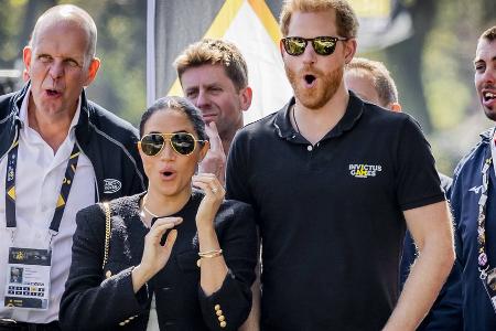 Prinz Harry und Herzogin Meghan jubeln beim Auto-Hinderniskurs