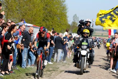 Paris-Roubaix: Van Baarle rast im Staub zum Sieg