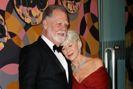 Helen Mirren klärt über den Tod ihres Stiefsohns auf - und appelliert