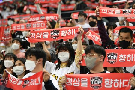 Corona-Maßnahmen gelockert: Wieder Fangesänge in Südkorea