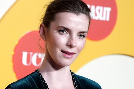 Betty Gilpin: 