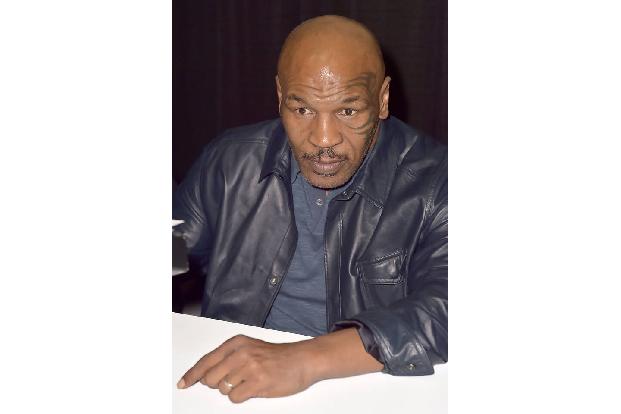 Der aktuellste Übeltäter ließ die Fäuste fliegen: Mike Tyson wartete wie seine Mitfliegenden darauf, dass sein Flieger sich auf den Weg von San Francisco machen würde. Doch dann schlug er über seine R ...