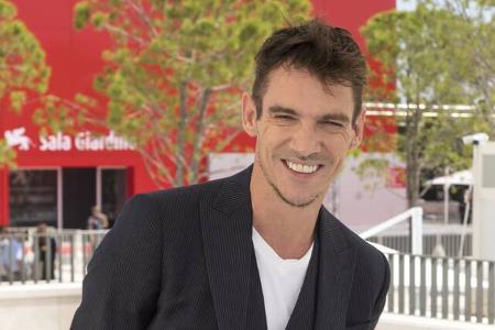 Schauspieler Jonathan Rhys Meyers geriet 2018 auf einem Flug von L.A. nach Miami ebenfalls kurz vor dem Start in einen lautstarken Streit mit seiner Ehefrau Lana. Um seine Nerven zu beruhigen, paffte ...