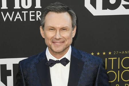 Schauspieler Christian Slater wurde am New Yorker Flughafen erwischt, wie er mit einer Pistole in ein Flugzeug steigen wollte. Selbst vor den Anschlägen des 1. September 2001 ging das zu weit. Er beka ...