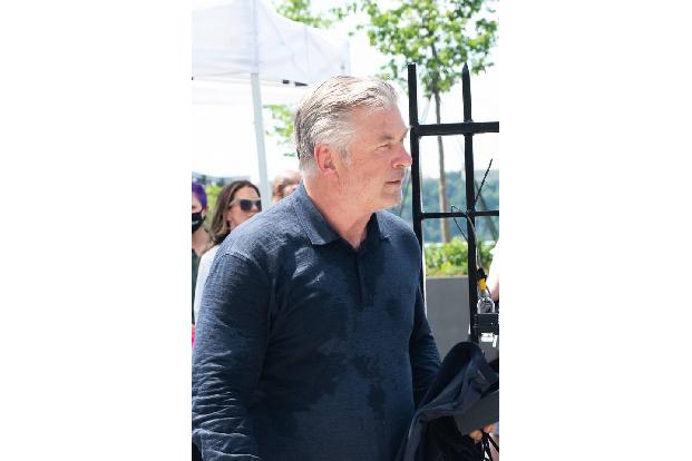 Hollywoodstar Alec Baldwin wollte sein Handy partout nicht abschalten, obwohl sein Flugzeug sich in L.A. schon Richtung Startbahn bewegte. Nachdem das Bordpersonal ihn mehrfach ermahnt hatte und nicht ...
