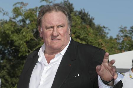 Gérard Depardieu, nicht ganz nüchtern mal wieder, wollte vor dem Start seines Fliegers von Paris nach Dublin schnell nochmal zur Toilette, aber das Bordpersonal wies ihn an, zu warten und sitzen zu bl ...