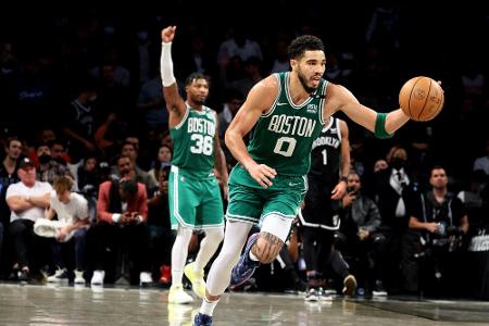 Theis und Boston sichern sich drei Matchbälle