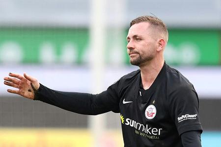 Angreifer Verhoek verlängert in Rostock