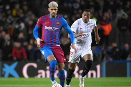 Mit Milliardenklausel: Barcelona bindet Araujo langfristig