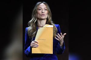 Olivia Wilde erhält Sorgerechtsunterlagen live auf der Bühne