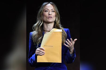 Olivia Wilde erhält Sorgerechtsunterlagen live auf der Bühne