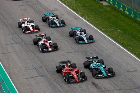 Formel 1: Die 20 Fahrer im Head-to-Head - Die Formel-1-Saison 2022 ist in vollem Gange und die ersten Favoriten kristallisieren sich heraus. Während der siebenfache Weltmeister Lewis Hamilton schwächelt, hat sein neuer Mercedes-Kollege George Russell sich bereits auf Platz vier der Fahrerwertung vorgeschoben. Wer hat bei den einzelnen Teams im direkten Duell der beiden Fahrer in Rennen und Qualifying die Nase vorn? Die Bilanzen innerhalb der einzelnen Rennställe zum Durchklicken: