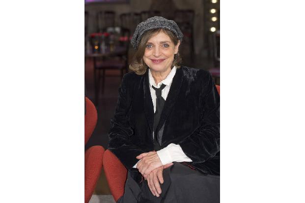 Es ist eine alte Bekannte, die Katharina Thalbach gleich zweimal spielte: 2013 gab die Berlinerin in 'Der Minister' schon einmal Angela Merkel, allerdings hieß sie in der Satire Angela Murkel. Bei 'Mi ...