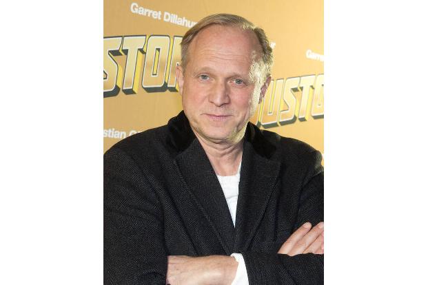 Ulrich Tukur gab 2005 in 'Die Nacht der großen Flut' den damaligen Hamburger Bürgermeister Helmut Schmidt, den späteren Bundeskanzler, der 1962 während der Hamburger Flutkatastrophe die Rettungsaktion ...