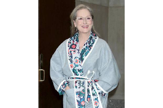 Es gibt bislang nur wenige Politikerinnen, die es auf die Leinwand geschafft haben, aber Meryl Streep setzte 2011 in 'Die eiserne Lady' der britischen Premierministerin Maggie Thatcher ein filmisches ...