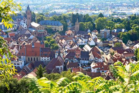 Blick von der Burgruine auf Weinheim
