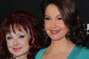 Ashley Judd trauert um ihre verstorbene Mutter Naomi