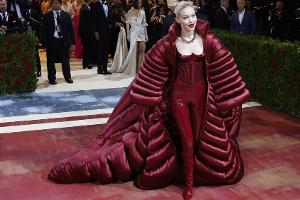Met-Gala-Kracher: Gigi Hadid im roten Leder-Jumpsuit von Versace