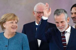 Ulrich Matthes erhält Bundesverdienstkreuz im Beisein von Merkel