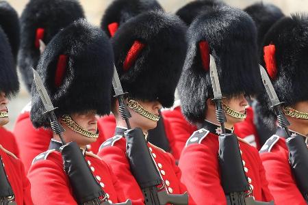 Fake-Priester verschafft sich Zugang zu Kaserne der Queen-Wachen