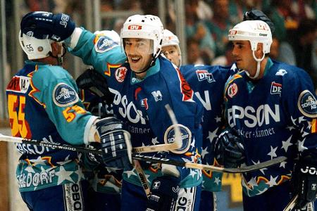 Düsseldorfer EG: 1996 - In der Best-of-Five-Serie setzt sich die DEG mit 3:1 relativ deutlich gegen den ewigen Rivalen aus Köln durch und versaut den Haien damit ihre Mission Titelverteidigung.