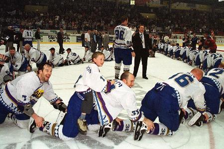 München Barons: 2000 - Die Münchener sichern sich in der Vorrunde 1999/2000 den zweiten Platz hinter den Haien aus Köln. Die beiden Spitzenteams treffen auch im Playoff-Finale aufeinander - mit dem glücklicheren Ende für die Barons. Mit 3:1 schlagen die Süddeutschen den Hauptrundenersten und feiern ihre erste und letzte Meisterschaft.