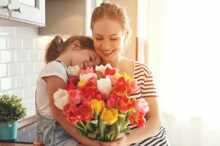 Wer am Muttertag nicht bei seiner Mama sein kann, der kann ihr zumindest einen lieben Gruß senden. Diese WhatsApp-Sprüche ei...