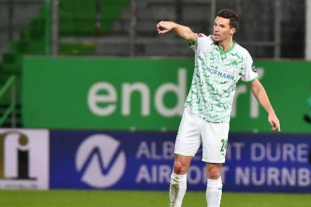 Nick Viergever - Note: 5,0 - Hatte beim Verteidigen von Steckpässen auf Haaland ein paar gute Aktionen, in denen er aufmerksam den Raum verteidigte. Wenn der Norweger vorne einmal an den Ball kam, sah er nicht sicher aus. Insgesamt in den direkten Duellen sehr schwach. Gewann im ganzen Spiel keinen einzigen Zweikampf.