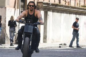 Jason Momoa zeigt sich im lässigen Biker-Look am "Fast X"-Set in Rom